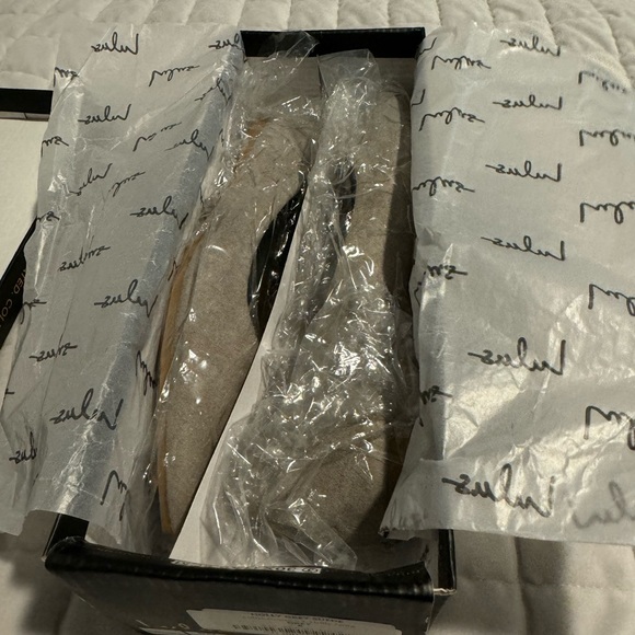 *BRAND NEW* Lulus Suede Flats - Picture 3 of 5